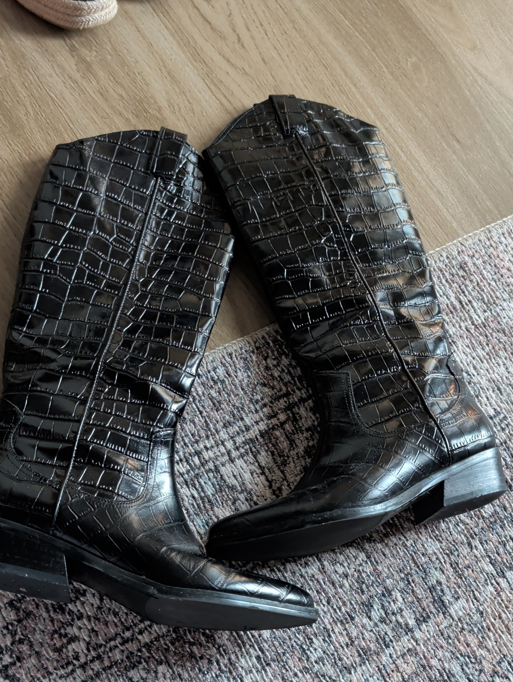 13. Black cboots